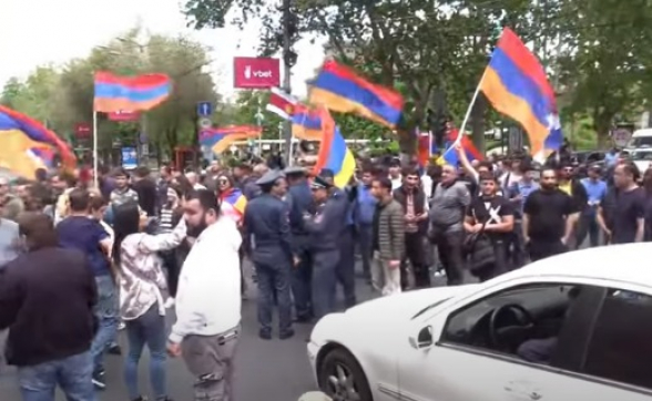 Перекресток улиц Туманян-Терьян перекрыт: митингующие парализовали движение транспорта (видео)